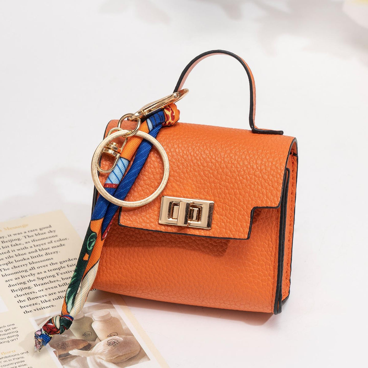 Llavero colgante de bolso cuadrado mini - Cuero de alta calidad con correa colorida, adorable accesorio de llavero para coche y adorno para bolso