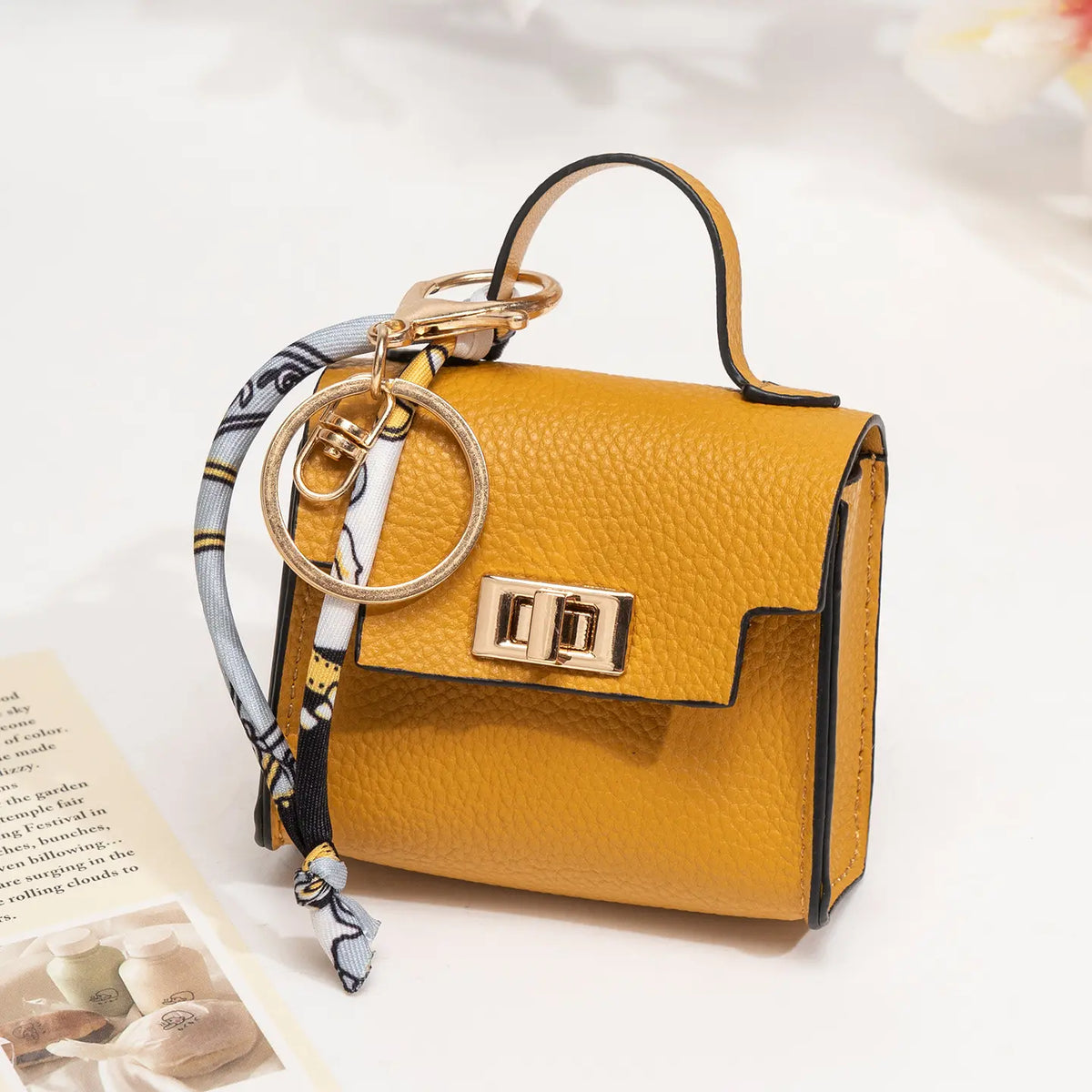 Llavero colgante de bolso cuadrado mini - Cuero de alta calidad con correa colorida, adorable accesorio de llavero para coche y adorno para bolso