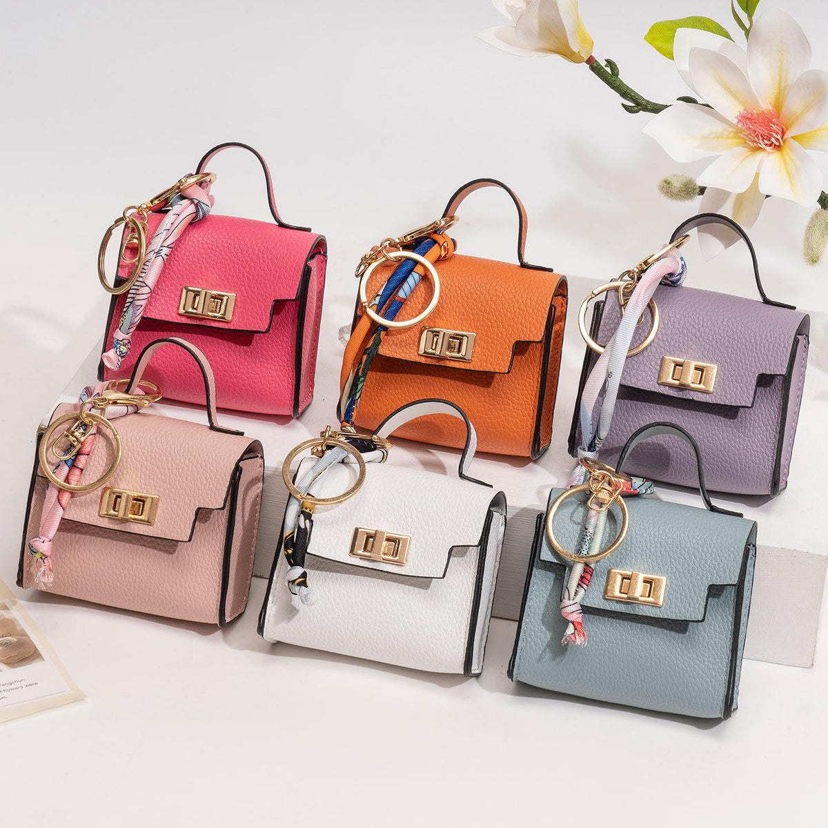 Llavero colgante de bolso cuadrado mini - Cuero de alta calidad con correa colorida, adorable accesorio de llavero para coche y adorno para bolso