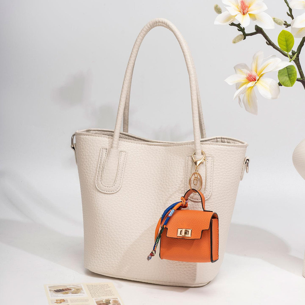 Llavero colgante de bolso cuadrado mini - Cuero de alta calidad con correa colorida, adorable accesorio de llavero para coche y adorno para bolso