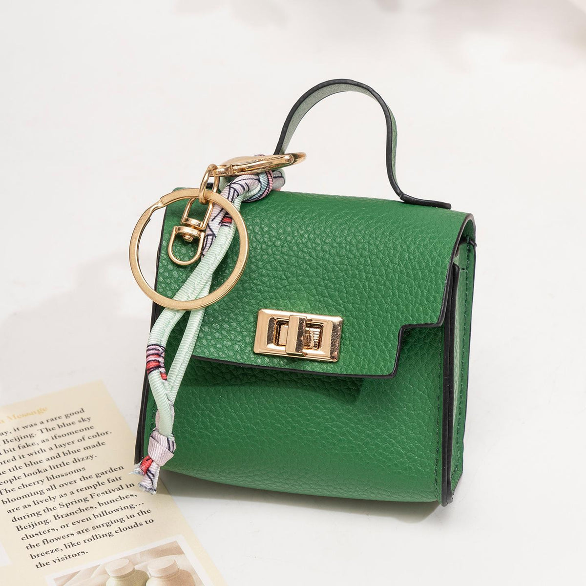 Llavero colgante de bolso cuadrado mini - Cuero de alta calidad con correa colorida, adorable accesorio de llavero para coche y adorno para bolso