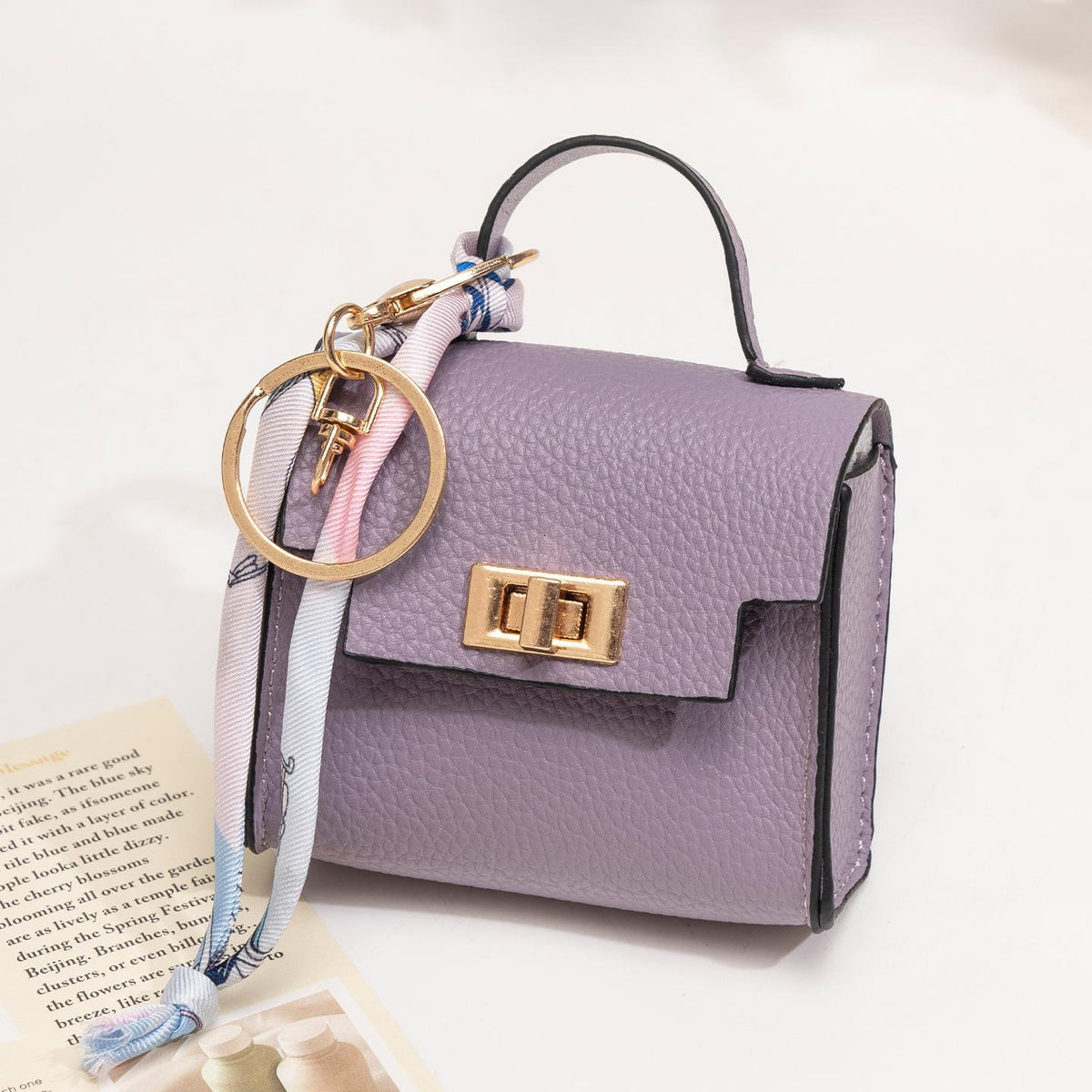 Llavero colgante de bolso cuadrado mini - Cuero de alta calidad con correa colorida, adorable accesorio de llavero para coche y adorno para bolso